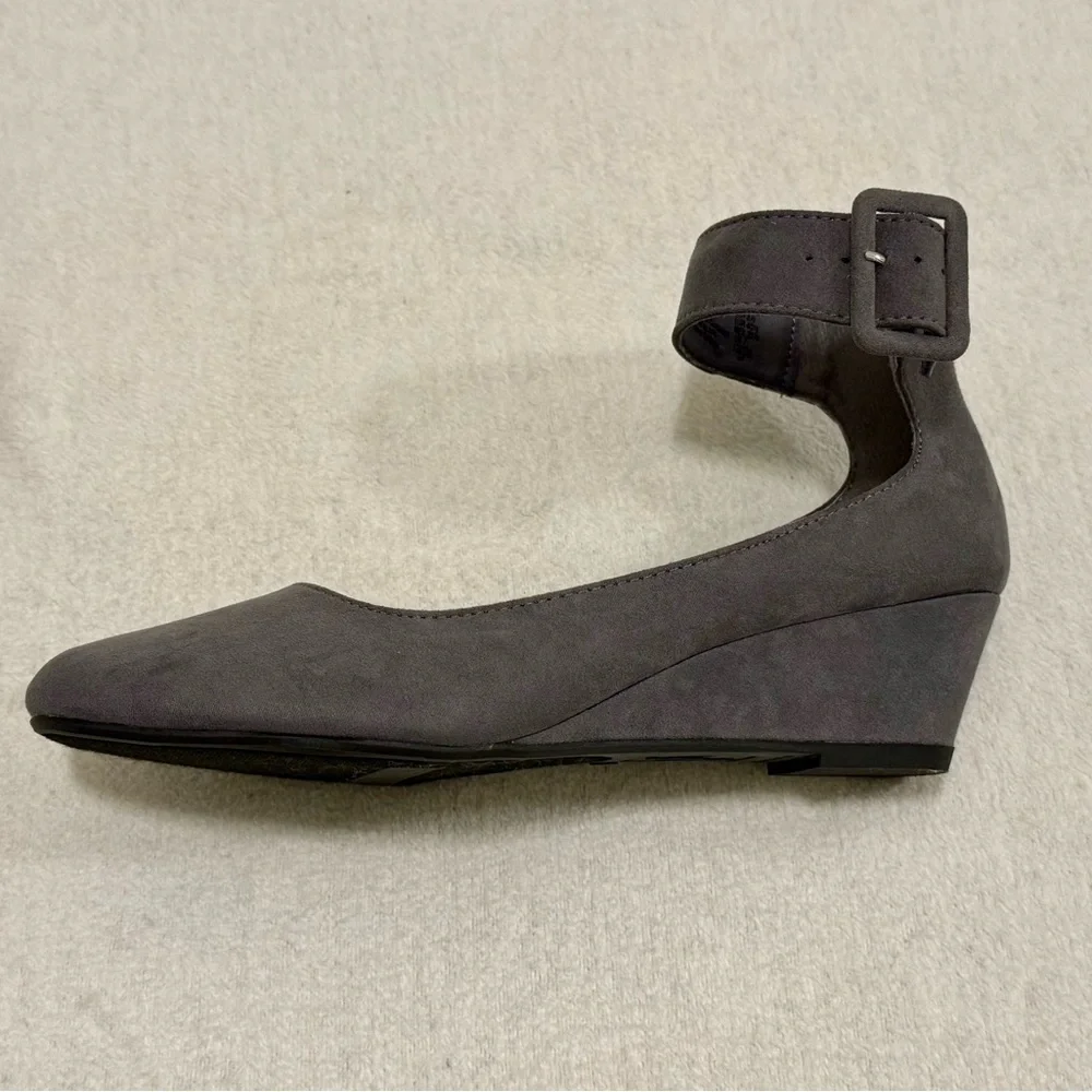 Gray Faux Suede Ankle Strap Wedge Sandals Comfort Cushioned Women’s 8.5 NWT